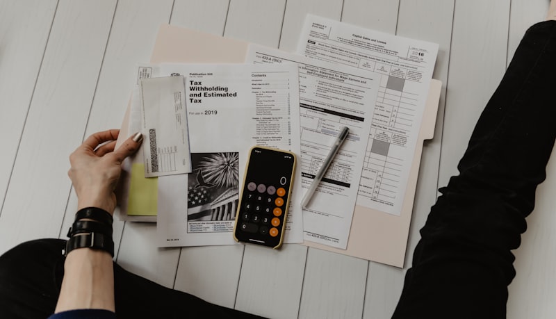 Professionnel analysant des documents comptables